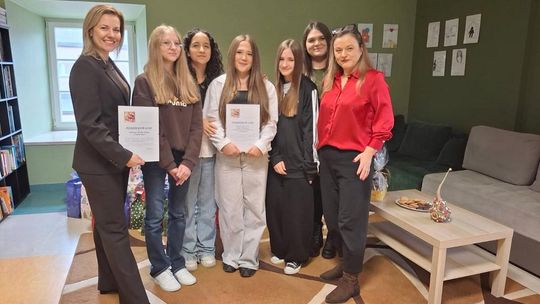 Zdjęcie przedstawia akcję charytatywną Gminnego Ośrodka Kultury i Szkolnego Klubu Wolontariusza w Fajsławicach dla Placówki Opiekuńczo-Wychowawczej "Na Zamku" w Krasnymstawie