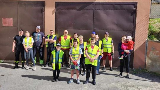 Zdjęcie przedstawia uczestników akcji sprzątania "Z czystej Woli", która odbyła się 1 maja 2024r. w Woli Idzikowskiej