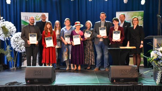 Zdjęcie przedstawia uczestników eliminacji Powiatu Krasnostawskiego Konkursu Diamenty Kultury Województwa Lubelskiego, które odbyły się 21 marca 2026r. w sali widowiskowej Gminnego Ośrodka Kultury w Fajsławicach