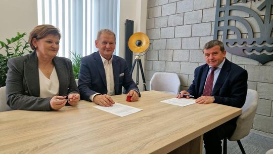 Zdjecie przedstawia podpisanie umowy przez Gminę Fajsławice na dofinansowanie termomodernizacji budynku OSP w Suchodołach, które odbyło się 6 października 2025r. w Wojewódzkim Funduszu Ochrony środowiska i Gospodarki Wodnej w Lublinie