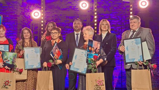 Zdjęcie przedstawia Laureatów Konkursu "Aktywni Kreatywni w Kulturze", podczas gali finałowej która odbyła się 18 grudnia 2024r. w Klubie Muzycznym Centrum Spotkania Kultur w Lublinie