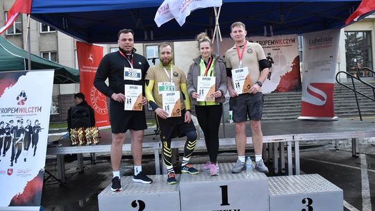 Zdjęcie przedstawia Delegację Gminy Fajsławice podczas XIV edycji Biegu Pamięci Żołnierzy Wyklętych - Tropem Wilczym, który odbył się 1 marca 2026r. w Chełmie