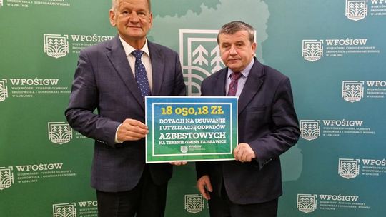 Zdjęcie przedstawia podpisanie umowy na dofinansowanie usuwania azbestu, które odbyło się 17 listopada 2025r. w Wojewódzkim Funduszu Ochrony Środowiska i Gospodarki Wodnej w Lublinie