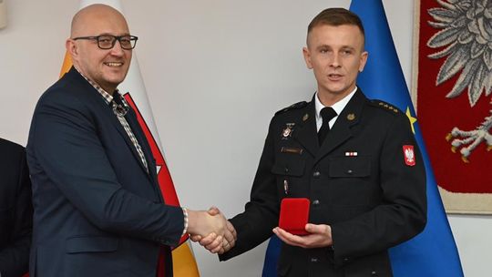 Zdjęcie przedstawia wręczenie medali okolicznościowych z okazji 30-lecia Krajowego Systemu Ratownictwa Gaśniczego, które odbyło się 25 listopada 2025r. w Starostwie Powiatowym w Krasnymstawie