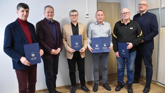 Zdjęcie przedstawia wręczenie umów przez Wójta Gminy Fajsławice prezesom gminnych klubów sportowych na realizację rocznych działań w zakresie działalności kultury fizycznej