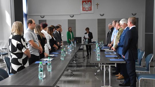 Zdjęcie przedstawia pierwsze posiedzenie sesji Rady Gminy Fajsławice  w kadencji 2024 - 2029, które odbyło się 6 maja 2024r. w sali obrad Urzędu Gminy Fajsławice