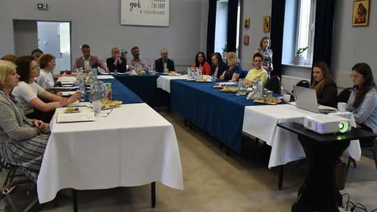 Zdjęcie przedstawia uczestników spotkania dyrektorów jednostek kultury powiatu krasnostawskiego, które odbyło się w Gminnym Ośrodku kultury w Fajsławicach