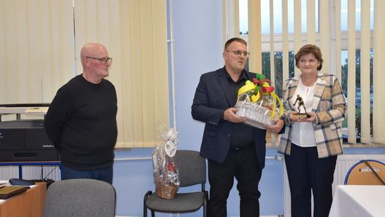 Zdjęcie przedstawia uroczystość Jubileuszu  40-lecia UKS "Żaczek" Fajsławice, która odbyła się 11 października 2025r. w Szkole Podstawowej im. Powstańców Styczniowych w Fajsławicach