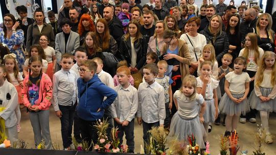 Zdjęcie przedstawia uczestników Kiermaszu Wielkanocnego, który odbył się 29 marca 2026r. w sali widowiskowej Gminnego Ośrodka Kultury w Fajsławicach