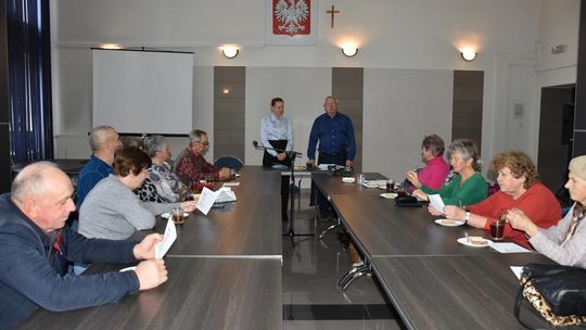 Zdjęcie przedstawia spotkanie Klubu Seniora, które odbyło się 23 października 2025r. w sali obrad Urzędu Gminy Fajsławice
