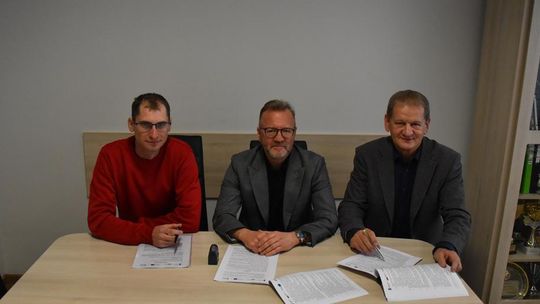 Zdjęcie przedstawia podpisanie umowy z wykonawcą zadania związanego z zagospodarowaniem terenu w centrum Gminy Fajsławice w celu poprawy retencji wód opadowych, które odbyło się 20 marca 2026r.