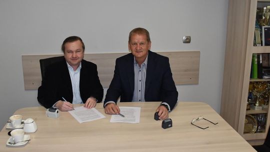 Zdjęcie przedstawia podpisanie umowy na opracowanie dokumentacji hydrologicznej dla nowego ujęcia wody w Ignasinie, które odbyło się 27 lutego 2026r.