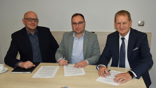 Podpisanie umowy z wykonawcą budowy drogi gminnej w Siedliskach Drugich, które odbyło się 10 kwietnia 2026r.