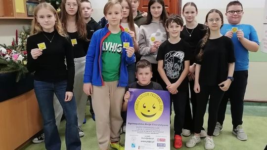 Zdjęcie przedstawia uczniów Szkoły Podstawowej im. bł. Jana Pawła II w Siedliskach Drugich
