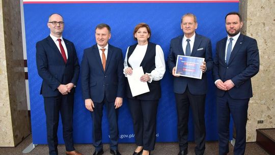 Zdjęcie przedstawia podpisanie umowy na dofinansowanie zadania "Budowy drogi gminnej 109628L w Siedliskach Drugich", które odbyło się 10 kwietnia 2026r. w Delegaturze Lubelskiego Urzędu Wojewódzkiego w Chełmie