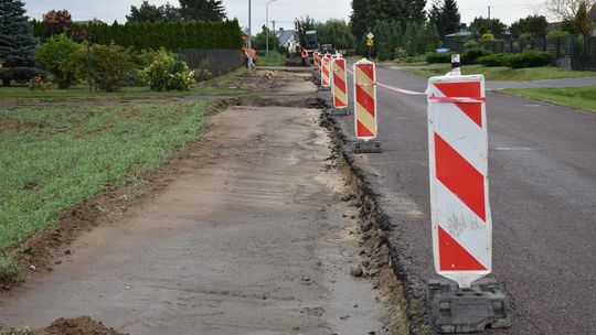 Rozpoczęły się prace przy budowie chodnika w Woli Idzikowskiej