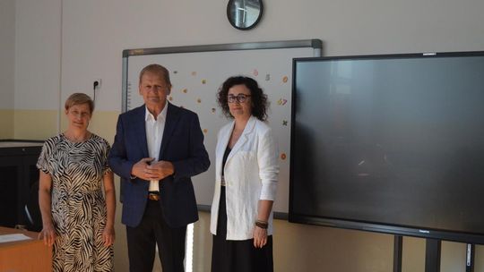 Uczniowie Szkole Podstawowej w Siedliskach Drugich z nowoczesnym laboratorium AI
