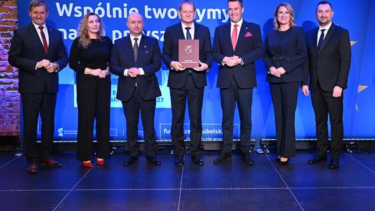 Zdjęcie przedstawia Uroczyste wręczenie umów w ramach Działania 3.4. "Zrównoważona gospodarka wodno-ściekowa", które odbyło się 9 kwietnia 2026r. w Centrum Spotkania Kultur w Lublinie