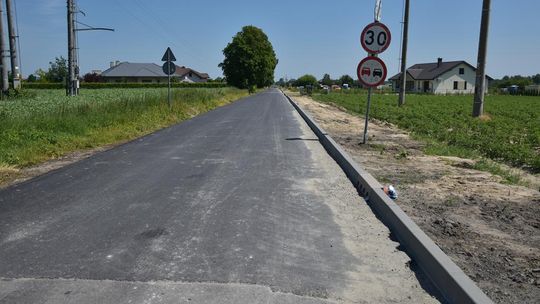 Zdjęcie przedstawia prace nad przebudową drogi gminnej w Fajsławicach