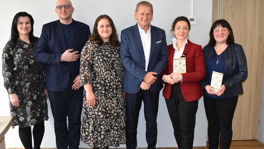 Zdjęcie przedstawia spotkanie dotyczące współpracy Gminy Fajsławice z Uniwersytetem Przyrodniczym w Lublinie, które odbyło się 5 marca 2026r. w Urzędzie Gminy Fajsławice