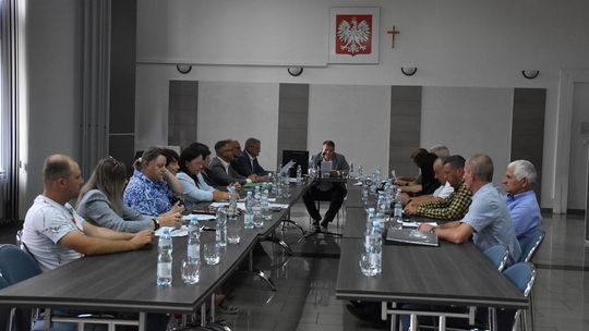 Zdjęcie przedstawia posiedzenie XVII Sesji Rady Gminy Fajsławice, które odbyło się 25 czerwca 2025r.