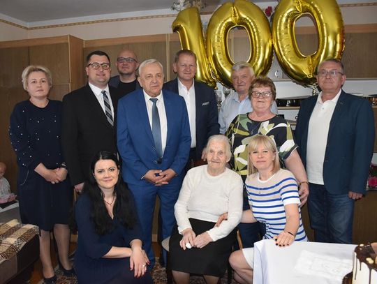Zdjęcie przedstawia uczestników spotkania z okazji setnych urodzin pani Janiny Wasil z Woli Idzikowskiej