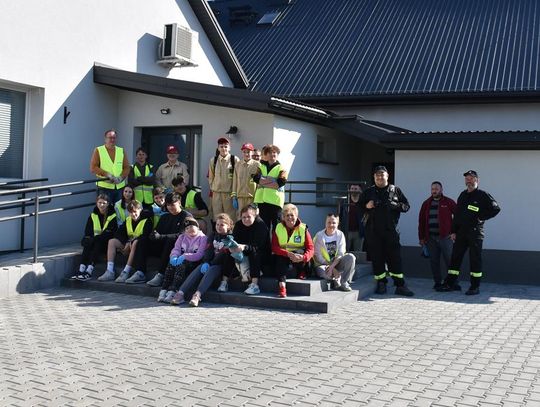 zdjęcie przedstawia uczestników akcji sprzątania wsi "Z czystej Woli", która odbyła się 18 kwietnia 2026r. w Woli Idzikowskiej