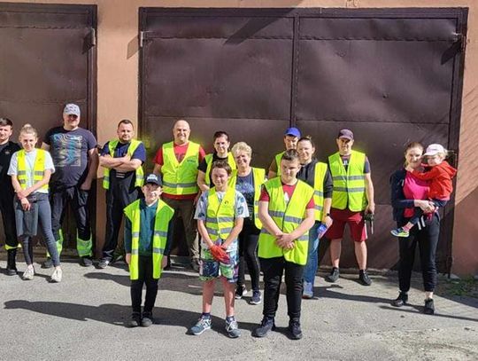 Zdjęcie przedstawia uczestników akcji sprzątania "Z czystej Woli", która odbyła się 1 maja 2024r. w Woli Idzikowskiej