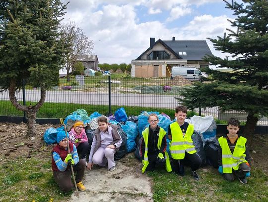 Zdjęcie przedstawia uczestników akcji sprzątania wsi Suchodoły, które odbyło się 25 kwietnia 2026r.