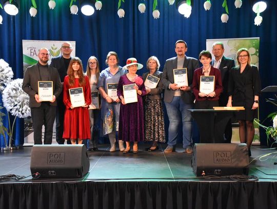 Zdjęcie przedstawia uczestników eliminacji Powiatu Krasnostawskiego Konkursu Diamenty Kultury Województwa Lubelskiego, które odbyły się 21 marca 2026r. w sali widowiskowej Gminnego Ośrodka Kultury w Fajsławicach