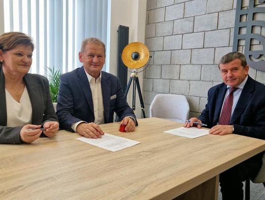 Zdjecie przedstawia podpisanie umowy przez Gminę Fajsławice na dofinansowanie termomodernizacji budynku OSP w Suchodołach, które odbyło się 6 października 2025r. w Wojewódzkim Funduszu Ochrony środowiska i Gospodarki Wodnej w Lublinie