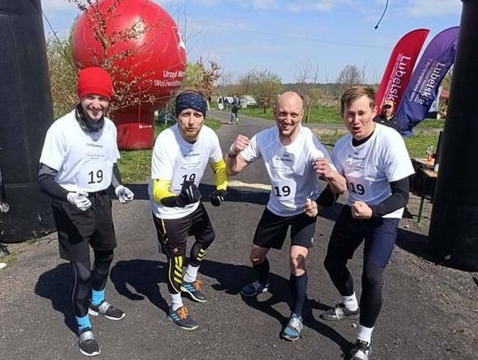 Zdjęcie przedstawia drużynę OSP Fajsławice podczas  Biegu Firerun Team Challenge Krasnystaw 2026, który odbył się 18 kwietnia 2026r. w Krasnymstawie