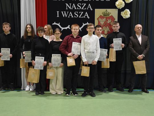 Zdjęcie przedstawia uczestników Dnia Patrona w Szkole Podstawowej w Fajsławicach, który odbył się 23 lutego 2024r.