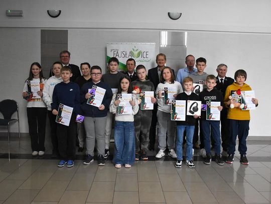 Zdjęcie przedstawia uczestników eliminacji gminnych Turnieju Wiedzy Pożarniczej pn.: "Młodzież zapobiega pożarom", które odbyły się 19 marca 2026r. w sali obrad Urzędu Gminy Fajsławice