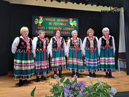 Zdjęcie przedstawia Zespół Śpiewaczy "Fajsławianki" podczas eliminacji powiatowych do 58. Ogólnopolskiego Festiwalu Kapel i Śpiewaków Ludowych w Kazimierzu Dolnym, które odbyły się 5 maja 2024r. w Żółkiewce