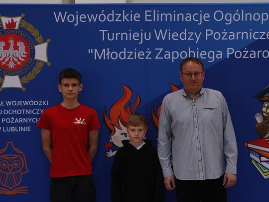 Zdjęcie przedstawia reprezentację Gminy fajsławice podczas etapu wojewódzkiego Turnieju Wiedzy Pożarniczej pn.: „Młodzież zapobiega pożarom”, który odbył się 28 kwietnia 2026r.