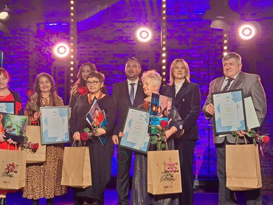 Zdjęcie przedstawia Laureatów Konkursu "Aktywni Kreatywni w Kulturze", podczas gali finałowej która odbyła się 18 grudnia 2024r. w Klubie Muzycznym Centrum Spotkania Kultur w Lublinie