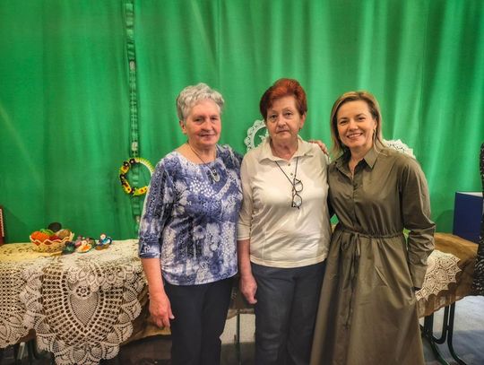 Zdjęcie przedstawia uczestników IV Regionalnego Przeglądu Twórców Ludowych w Łopienniku Górnym, który odbył się 25 kwietnia 2026r. w Publicznej Szkole Podstawowej w Łopienniku Nadrzecznym.