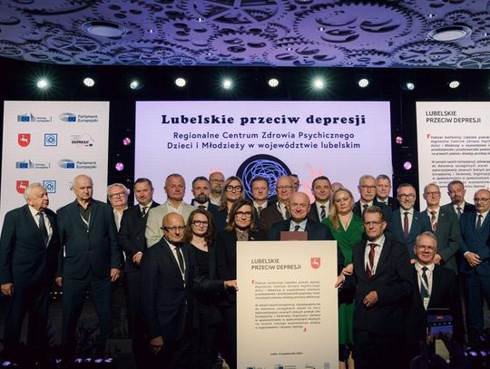 Zdjęcie przedstawia uczestników konferencji pn. „Lubelskie przeciw depresji. Regionalne Centrum Zdrowia Psychicznego Dzieci i Młodzieży w województwie lubelskim”, która odbyła się 15 października 2026r. w Lubelskim Centrum Konferencyjnym