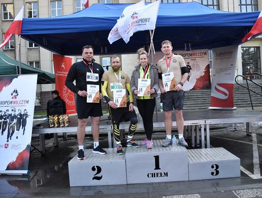 Gmina Fajsławice pobiegła „Tropem Wilczym” Zdjęcie przedstawia Delegację Gminy Fajsławice podczas XIV edycji Biegu Pamięci Żołnierzy Wyklętych - Tropem Wilczym, który odbył się 1 marca 2026r. w Chełmie