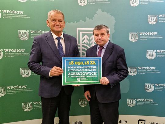 Zdjęcie przedstawia podpisanie umowy na dofinansowanie usuwania azbestu, które odbyło się 17 listopada 2025r. w Wojewódzkim Funduszu Ochrony Środowiska i Gospodarki Wodnej w Lublinie