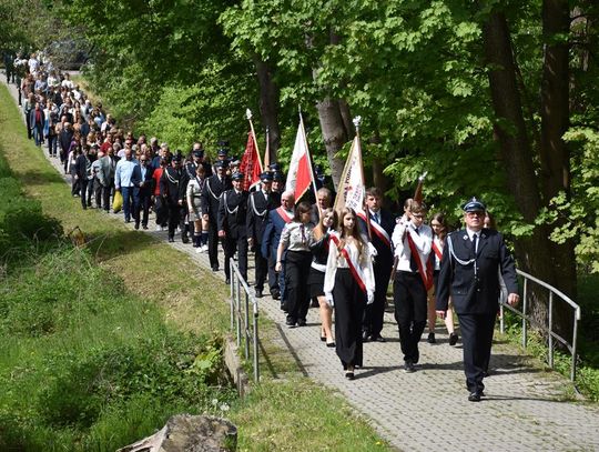 Zdjęcie przedstawia uczestników gminnych obchodów 234. rocznicy uchwalenia Konstytucji 3 Maja w Gminie Fajsławice