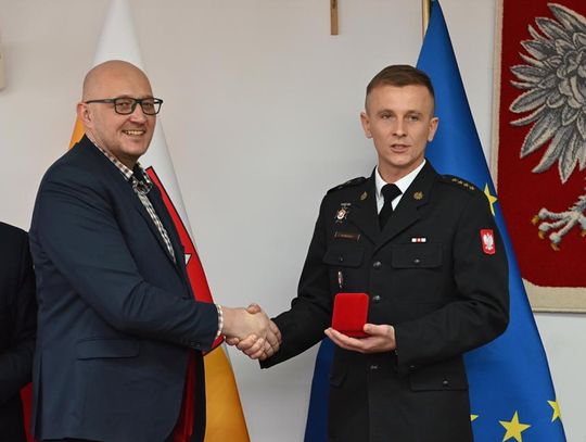 Zdjęcie przedstawia wręczenie medali okolicznościowych z okazji 30-lecia Krajowego Systemu Ratownictwa Gaśniczego, które odbyło się 25 listopada 2025r. w Starostwie Powiatowym w Krasnymstawie