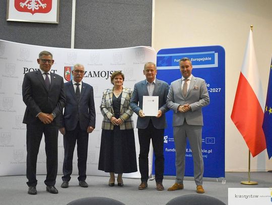 Zdjęcie przedstawia przekazanie umowy o współpracy w realizacji projektu "Lubelskie bez azbestu", które odbyło się 17 września 2025r. w Starostwie Powiatowym w Zamościu