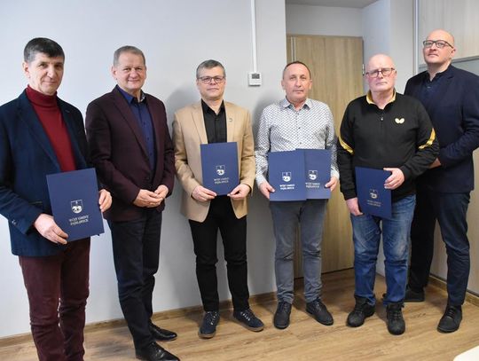 Zdjęcie przedstawia wręczenie umów przez Wójta Gminy Fajsławice prezesom gminnych klubów sportowych na realizację rocznych działań w zakresie działalności kultury fizycznej