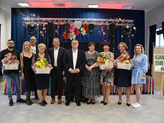 Zdjęcie przedstawia uczestników Biesiady KGW, która odbyła się 10 maja 2025r. w sali widowiskowej Gminnego Ośrodka Kultury w Fajsławicach