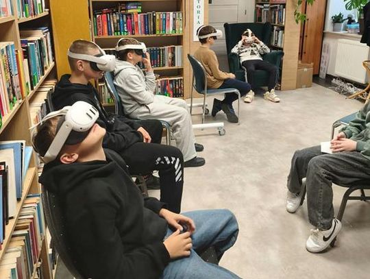 Zdjęcie przedstawia urzytkowników gogli VR w Gminnej Bibliotece Publicznej w Fajsławicach