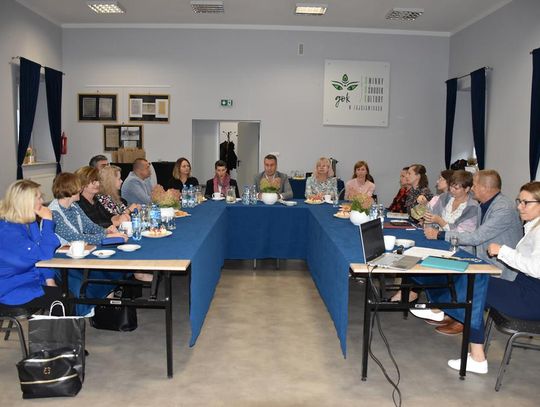 III Spotkanie Dyrektorów Jednostek Kultury Powiatu Krasnostawskiego Zdjęcie przedstawia III Spotkanie Dyrektorów Jednostek Kultury Powiatu Krasnostawskiego, które odbyło się 24 września 2025r. w sali widowiskowej Gminnego Ośrodka Kultury w Fajsławicach