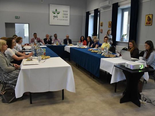 Zdjęcie przedstawia uczestników spotkania dyrektorów jednostek kultury powiatu krasnostawskiego, które odbyło się w Gminnym Ośrodku kultury w Fajsławicach