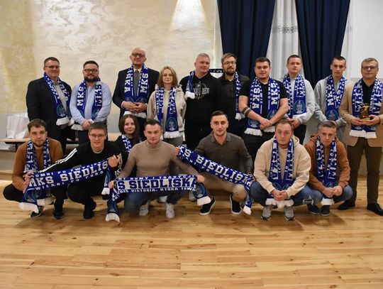 Jubileusz 10-lecia działalności MKS Siedliska Zdjęcie przedstawia uroczystość Jubileuszu 10-lecia działalności MKS Siedliska, która odbyła się 8 listopada 2025r. w remizie OSP w Siedliskach Drugich